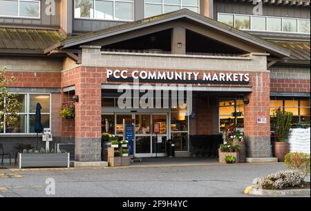 Redmond, WA, USA - 18 aprile 2021; ingresso al negozio Redmond Washington gestito dalla PCC Community Markets. Foto Stock