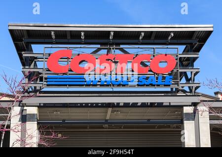 Costco all'ingrosso segno sopra l'ingresso, su una cornice, al magazzino aziendale di Redmond Washington in blu e rosso Foto Stock