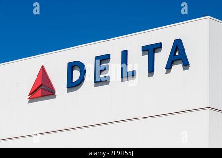 Seattle - 17 aprile 2021; logo aziendale e marchio Delta Airlines su un edificio bianco. I colori blu e bianco sono su un edificio bianco e con Foto Stock