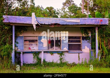 Coden Drive-in si trova abbandonato, 29 agosto 2013, a Coden, Alabama. La tribuna era un luogo popolare per i residenti locali per ottenere spuntini. Foto Stock