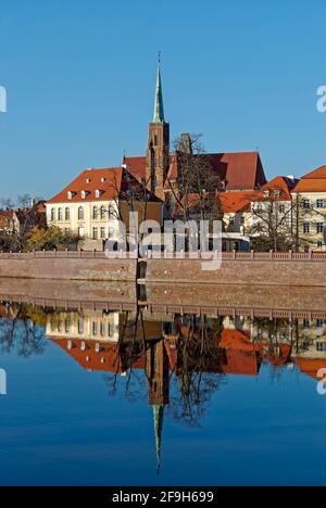 Collegiata della Santa Croce e San Bartolomeo - sullo sfondo della foto. Riflesso di Ostrow Tumski nel fiume Oder. Foto Stock