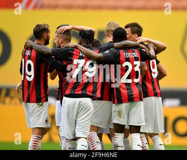 Milano, Italia. 18 Apr 2021. I giocatori di AC Milan festeggiano durante una partita di calcio tra AC Milan e Genova a Milano, 18 aprile 2021. Credit: Sr/Xinhua/Alamy Live News Foto Stock