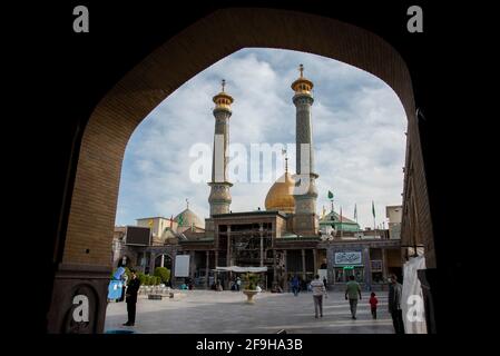 Teheran, Iran. 18 Apr 2021. La visione generale del Santuario di Shah Abdol-Azim a Teheran. (Foto di Sobhan Farajvan/Pacific Press) Credit: Pacific Press Media Production Corp./Alamy Live News Foto Stock