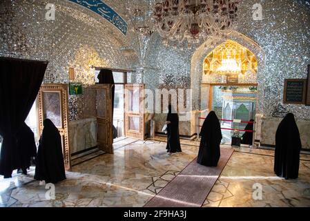 Teheran, Iran. 18 Apr 2021. Le donne camminano vicino al santuario di Shah Abdol-Azim. (Foto di Sobhan Farajvan/Pacific Press) Credit: Pacific Press Media Production Corp./Alamy Live News Foto Stock