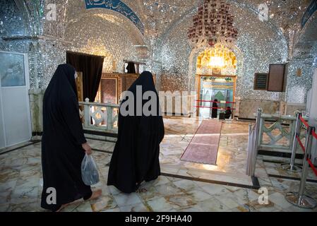 Teheran, Iran. 18 Apr 2021. Due donne camminano vicino al santuario di Shah Abdol-Azim. (Foto di Sobhan Farajvan/Pacific Press) Credit: Pacific Press Media Production Corp./Alamy Live News Foto Stock