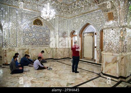 Teheran, Iran. 18 Apr 2021. Gli uomini si siedono e pregano nel santuario di Shah Abdol-Azim a Teheran . (Foto di Sobhan Farajvan/Pacific Press) Credit: Pacific Press Media Production Corp./Alamy Live News Foto Stock