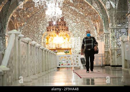 Teheran, Iran. 18 Apr 2021. Un uomo iraniano cammina vicino al santuario di Shah Abdol-Azim. (Foto di Sobhan Farajvan/Pacific Press) Credit: Pacific Press Media Production Corp./Alamy Live News Foto Stock