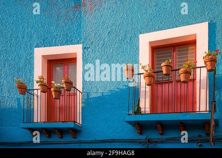 Guanajuato, Messico, strade panoramiche acciottolate e colorata architettura coloniale tradizionale nel centro storico della città di Guanajuato. Foto Stock