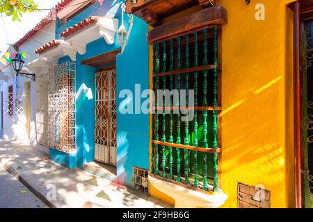 Strade pittoresche e colorate di Cartagena nello storico quartiere di Getsemani, vicino alla città murata, Ciudad Amurallada. Foto Stock