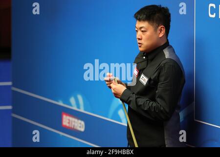 Sheffield, Gran Bretagna. 17 Apr 2021. La Cina Liang Wenbo compete durante il primo round match tra Liang Wenbo cinese e Neil Robertson australiano al World Snooker Championship di Sheffield, in Gran Bretagna, il 17 aprile 2021. Credit: Zhai Zheng/Xinhua/Alamy Live News Foto Stock