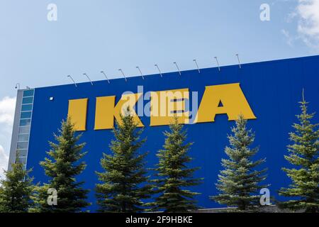 Ottawa, Ontario, Canada - 18 aprile 2021: Il logo IKEA sul lato di una parete blu presso il negozio di mobili della catena svedese presso il Pinecrest Shoppi di Ottawa Foto Stock