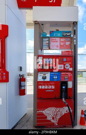 Ottawa, Ontario, Canada - 18 aprile 2021: Una pompa di benzina presso una stazione di servizio esso su Woodroofe Ave. Foto Stock