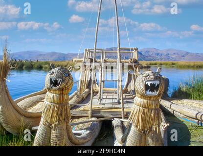 Famose barche a canna e zattere vicino alle isole artificiali galleggianti sul lago Titicaca vicino Puno, Perù. Foto Stock