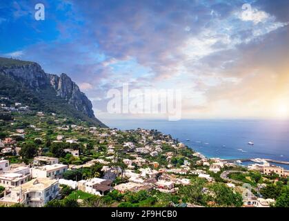 Italia, la panoramica costa dell'isola di Capri e la baia di Capri. Foto Stock