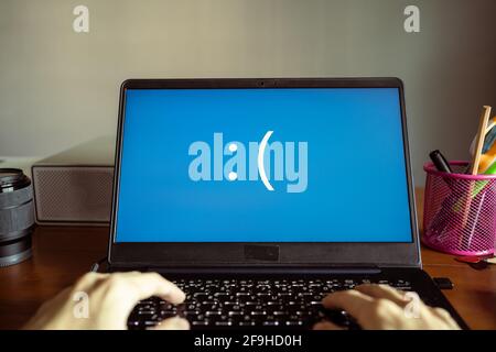 Il computer portatile mostra lo schermo blu si è verificato un errore di sistema Foto Stock