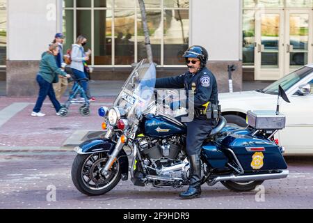 Il sergente del motore di Indianapolis PD Jerald 'Jerry' Mahshie su un reparto ha emesso la motocicletta del re di strada di Harley Davidson sul cerchio del monumento nel centro di Indy. Foto Stock