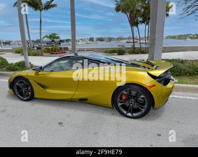 WEST PALM BEACH, FL - Aprile 18: (NESSUNA VENDITA NEW YORK POST) 11th Annual Supercar Week è un evento di tre giorni e il più grande evento della Florida del Sud del suo genere. La domenica delle supercar attrae gli appassionati di auto da tutto il mondo al West Palm Beach Waterfront sponsorizzato da DV8 Motorsports Inc, il 18 aprile 2021 a West Palm Beach, Florida. People: McLaren 720S Credit: Storms Media Group/Alamy Live News Foto Stock