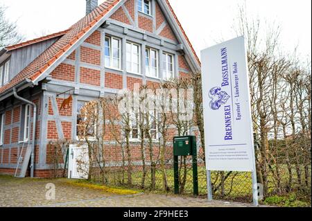 Egestorf, Germania. 8 aprile 2021. L'insegna della distilleria Bosselmann si trova sul vialetto di accesso. Kai Beitzer produce birra in un vecchio macello, Marcus Leben raffina il manzo in una ex cucina alberghiera, e Gerhard Bosselmann distilla il gin Heide nella sua proprietà. Tutti e tre hanno una cosa in comune: Non possono (ancora) fare una vita dal loro hobby, ma lo perseguono con passione. Credit: Philippe Schulze/dpa/Alamy Live News Foto Stock