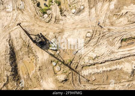 cantiere in fase di preparazione del terreno con carro di perforazione pronto per il lavoro. vista aerea Foto Stock