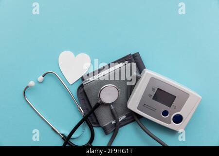Monitor per analisi della pressione sanguigna con uno stetoscopio su un blu sfondo Foto Stock
