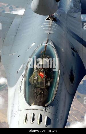 Recife, Brasile, 23 ottobre 2011. F-16 combattente della United States Air Force (USAF), rifornimento in volo al largo della costa del Brasile. Foto Stock