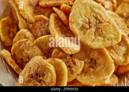 Banana chips cibo sano, frutta secca e patatine vegetali sane, sano spuntino vegetale, mazzo misto Foto Stock