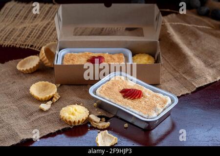 klappetaart, deserto fatto in casa con cocco, eeg, latte e altri ingredienti Foto Stock