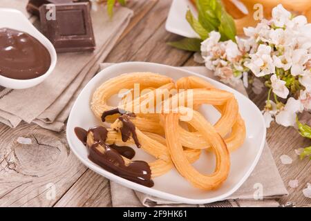 Churros con salsa al cioccolato. Foto Stock