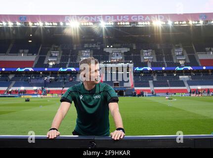 Arbitro Daniele ORSATO (ITA) in fase di riscaldamento, Champions League di calcio, quarto finale ritorno partita, Paris St. Germain (PSG) - FC Bayern Monaco (M) 0: 1, il 13 aprile 2021 a Parigi/Francia. Â | utilizzo in tutto il mondo Foto Stock