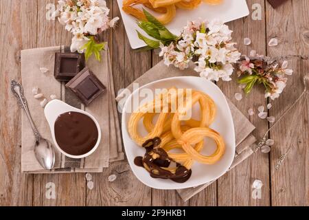 Churros con salsa al cioccolato. Foto Stock