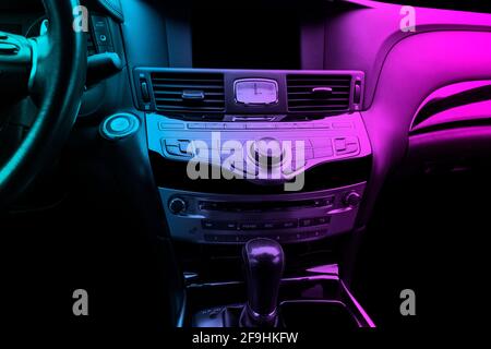 Auto di lusso all'interno. Interno del prestige auto moderna. Comodi posti a sedere in pelle. Nero in pelle traforata cockpit. Pulsanti del controllo multimediale in black leathe Foto Stock
