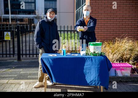 Cardiff, Galles. 25 febbraio 2021. Andy Skippins ed Elis Baynham di Food for Life Wales offrono pasti gratuiti agli studenti che vivono vicino a Ellen S. Foto Stock