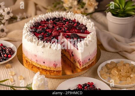Ancora vita di cheesecake fatto in casa con frutti di bosco rossi e gelatina Foto Stock