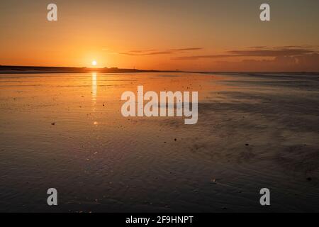 Alba sopra la bassa marea di Camber Sands nel Sussex orientale, nel sud-est dell'Inghilterra Foto Stock