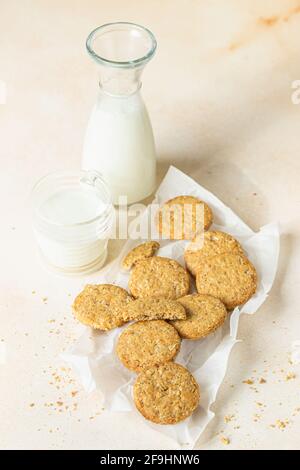 Farinata d'avena sana o biscotti multigrain con semi e noci su carta da forno, fondo di cemento chiaro. Messa a fuoco selettiva. Foto Stock