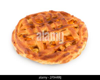 Torta rotonda fatta in casa con ripieno di albicocche isolato su bianco. Cucinare a casa a quarantena Foto Stock