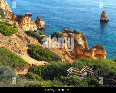 La bellezza del Portogallo - fantastico paradiso spiaggia praia do Camilo a Lagos sulla costa dell'Algarve Foto Stock