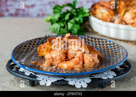 Torta di pesce con il filo-top con halibut, spigola e gamberi re Foto Stock