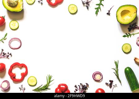 Layout creativo di pomodori, cetrioli, peperoni, avocado e insalate. Piatto. Concetto di cibo. Luogo per il vostro testo. Foto Stock