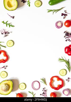 Layout creativo di pomodori, cetrioli, peperoni, avocado e insalate. Piatto. Concetto di cibo. Luogo per il vostro testo. Foto Stock