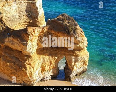 La bellezza del Portogallo - fantastico paradiso spiaggia praia do Camilo a Lagos sulla costa dell'Algarve Foto Stock