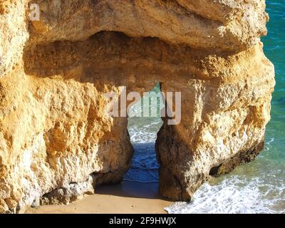 La bellezza del Portogallo - fantastico paradiso spiaggia praia do Camilo a Lagos sulla costa dell'Algarve Foto Stock