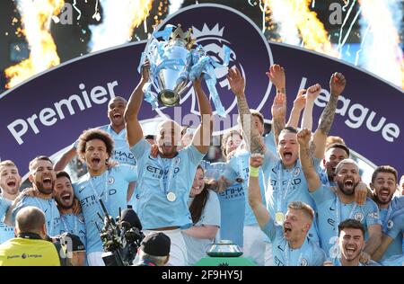 File foto datata 12-05-2019 del capitano della città di Manchester Vincent Kompany solleva il Trofeo Premier League. Data di emissione: Lunedì 19 aprile 2021. Foto Stock