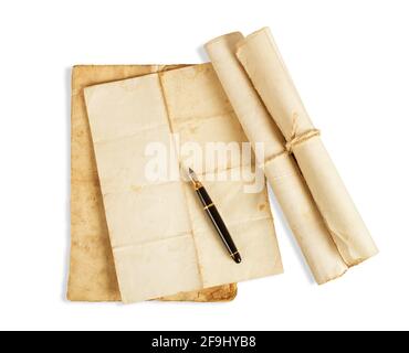 Penna Fontana con vecchi fogli isolati su sfondo bianco Foto Stock