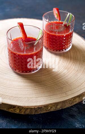 Succo di pomodoro in due bicchieri con aperitivo lupino. Bloody Mary, cocktail Foto Stock