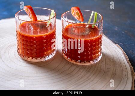 Succo di pomodoro in due bicchieri con aperitivo lupino. Bloody Mary, cocktail Foto Stock