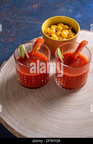 Succo di pomodoro in due bicchieri con aperitivo lupino. Bloody Mary, cocktail Foto Stock