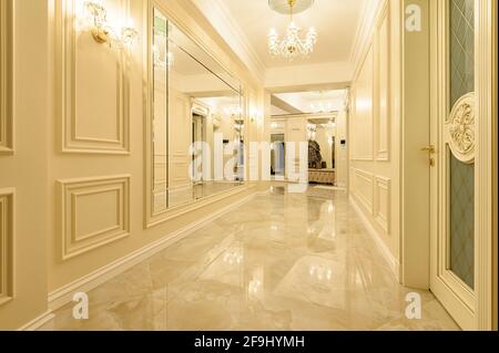 Moderno e lussuoso corridoio beige e dorato e ingresso Foto Stock