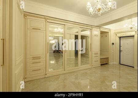 Moderna e lussuosa sala d'ingresso beige e dorata Foto Stock