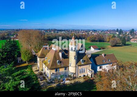 Scatto con un drone di una casa circondata da terreni agricoli e alberi a Saint andre le gaz, Francia Foto Stock